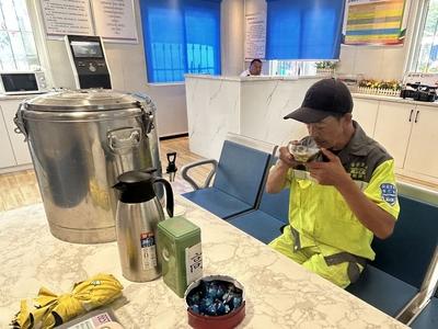 “每年夏天我都来这儿歇脚，空调足、茶水热，比家里还舒坦！”