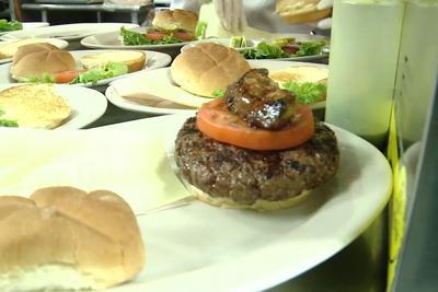 关税助推牛肉大幅涨价，今夏美国将迎来“史上最贵汉堡包”