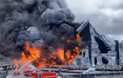 比利时著名音乐节场地发生火灾，现场浓烟滚滚