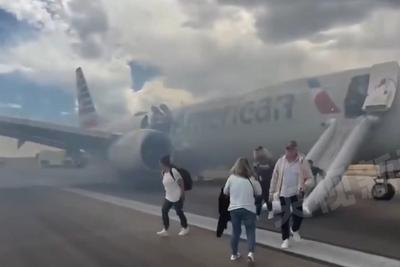 机腹冒出滚滚浓烟！美国航空一波音客机发生故障乘客紧急撤离