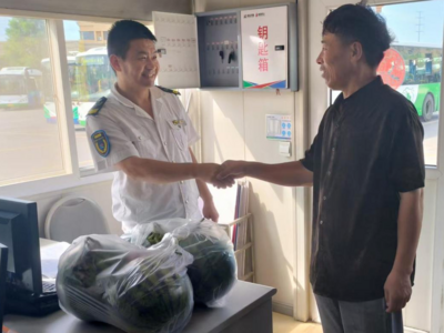 烈日下的双向奔赴！城阳巴士驾驶员拾金不昧，乘客送来西瓜致谢