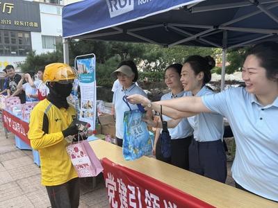 市南区香港中路街道开展为户外工作者“送清凉”活动
