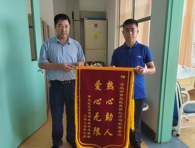 市民骑车摔倒，青岛这位见义勇为模范再出手