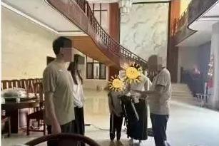 福建莆田一贫困生家里装修豪华，有旋转楼梯引质疑，校方发布情况说明