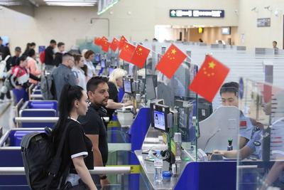 今年上半年，上合组织成员国经青岛机场口岸出入境外国人增长三成多