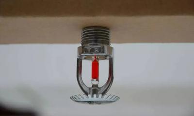 酒店房间突然“下雨”被淹，客人却赔了酒店2000元？