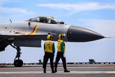 山东舰上，深蓝梦中——为战机“刀尖伴舞”的人