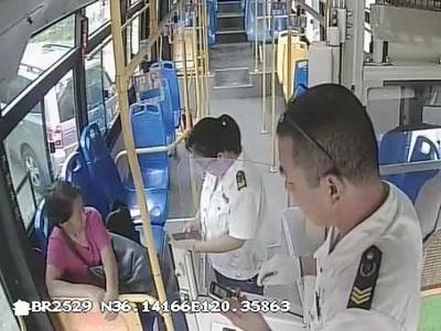 “我老伴儿头脑不太清楚，走丢了让我们心急如焚，还好遇到了你们，太感谢了”
