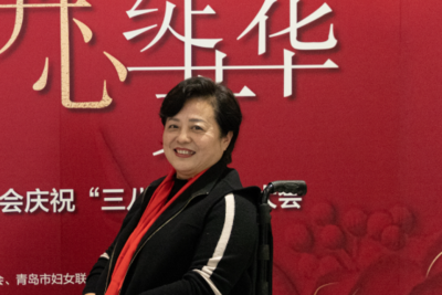 从“金剪刀”到54个孩子的“杨妈妈”，这个青岛嫚用44年从破茧到成蝶