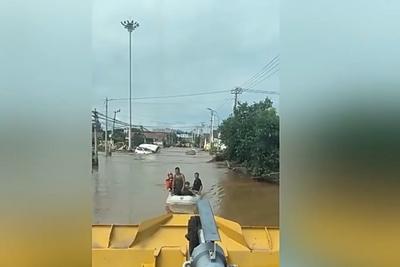 北京大哥用铲车救出80多名被困群众