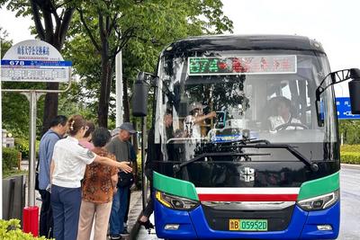 贴心服务再升级！青岛多路巴士开启清凉候车新体验