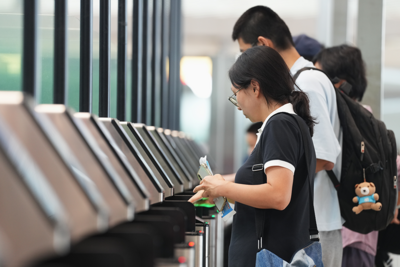 国家移民管理局：今年上半年3.33亿人次出入境