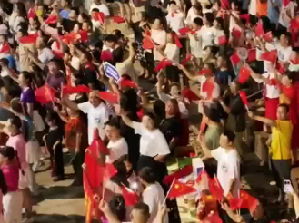 莱BA赛场上演超燃一幕，现场数千名观众齐唱《歌唱祖国》