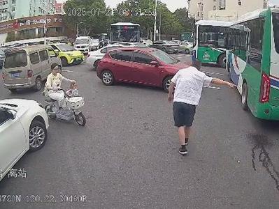 当路口堵车，信号灯失效，车辆抢行，交叉拥堵时……