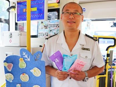 青岛防雨主题公交车，雨天出行的一道“彩虹”