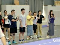 谁“羽”争锋！青岛日报社职工羽毛球比赛激战正酣