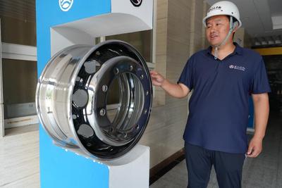 减重21公斤！全球最轻重卡车轮“滚”下流水线