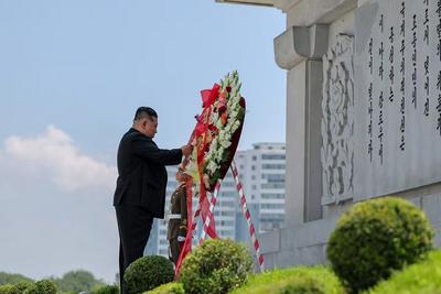 金正恩参谒中朝友谊塔并献花圈
