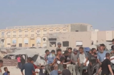 脚下“经过尸体和鲜血”，加沙民众冒死领粮却时常空手而归