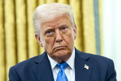 特朗普称美将对芯片和半导体征收约100%的关税