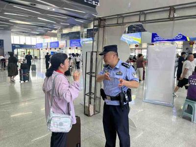 “海上旅游 文明‘邮’你”！市北“志愿红”携手港航“警察蓝”倡文明