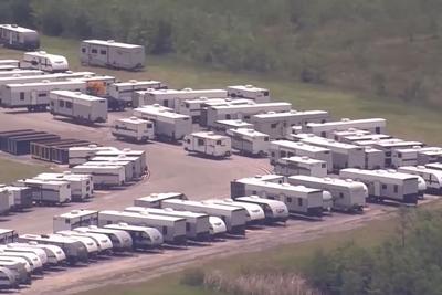 美民众和被拘留者家属抗议，要求关闭“鳄鱼恶魔岛”