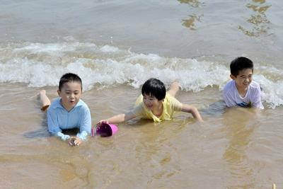 强降雨区域转移至华北等地，陕西重庆等地局地40℃高温持续