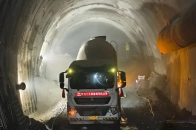 我国首条穿越贺兰山铁路隧道贯通