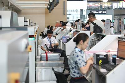 暑运以来，东航在青岛机场日均服务2万人次！他们的坚守值得被看见→