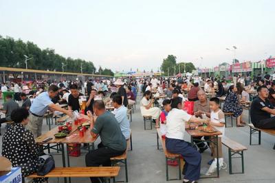 菜地球场+集市酒摊，10天30万人，青岛“土味村超”火了！ 