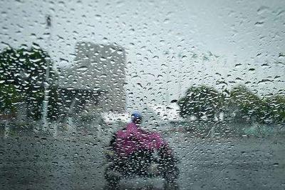 强降雨盘踞四川盆地至江淮一带，江南华南进入高温鼎盛时段