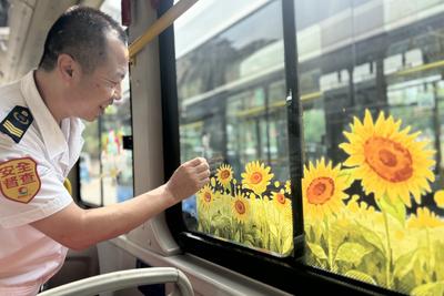 静电贴、坐垫……青岛巴士“清凉车厢”上新