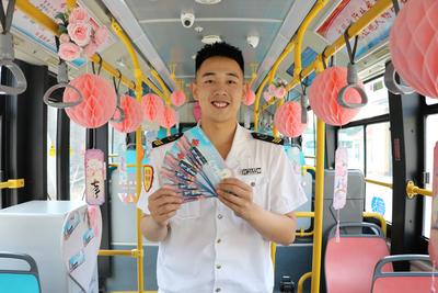 把爱写进明信片！青岛巴士司机打造“移动表白驿站”