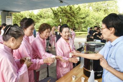 青岛市积极推进中医生活化，健康游园会、中医市集亮相海泊河公园