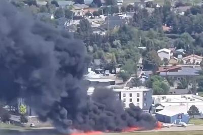 美国蒙大拿州两飞机在机场碰撞，现场起火冒出滚滚浓烟