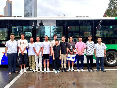 公交迷的“定制狂欢”：青岛巴士文化体验日开启别样暑期课堂
