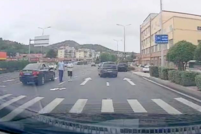车流中老人受伤，青岛地铁小伙立即停车冲了过去……
