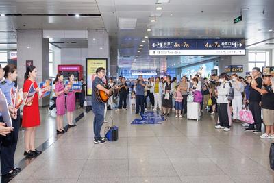 打造“移动文旅客厅”！国铁济南局青岛站携手市南区开通“啤酒节”文旅专列