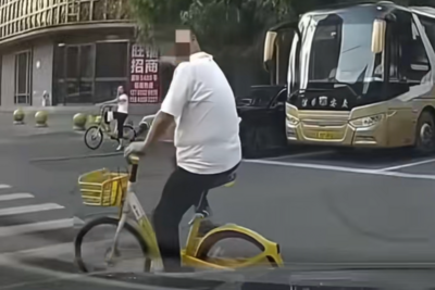 因争道抢行，19岁男子驾车反复撞击骑行者！沈阳警方通报→