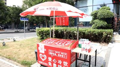 一瓶水的接力，淄博街头爱心冰柜里的水为啥越喝越多？