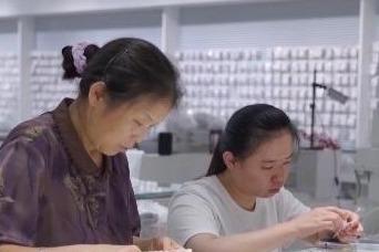 白银价格创近13年新高，饰品销量大增 “小克重”“新中式”类受青睐