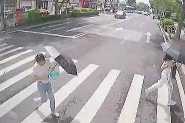 青岛街头这一幕真暖心：司机礼让斑马线，行人温情回应