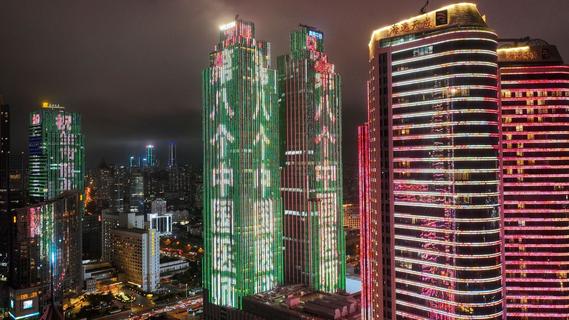 致敬白衣天使！中国医师节主题灯光秀闪耀浮山湾
