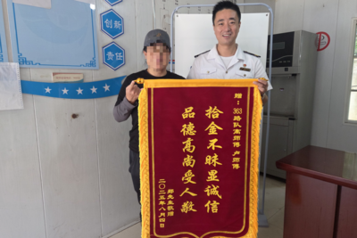 乘客遗失证件材料，这群热心人连夜守护物归原主