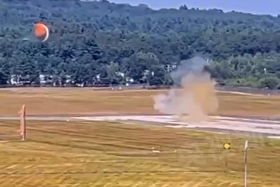 F-15战机滑行时后座人员弹射“升空”，视频记录美士兵惊险一刻
