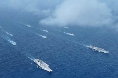 画面公开！我国航母编队远赴西太，战斗机首次起飞查证无人机