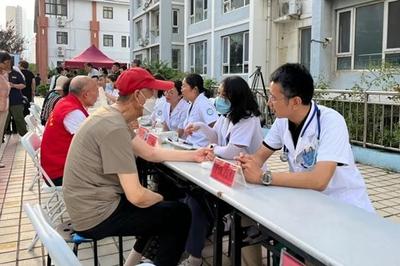 致敬医者！市南区医师节暨健康小区党建共建签约活动举行