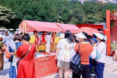 2025年崂山区新时代集体婚礼圆满举行
