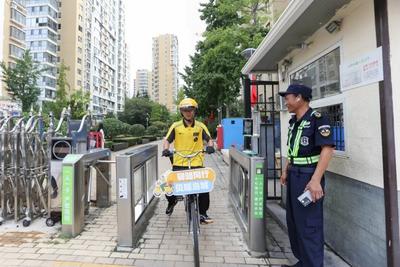 青島這個小區(qū)配備騎手專用車，讓外賣配送“最后500米”更高效