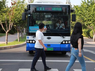 文明窗口展風采！城陽巴士61條線路上新“禮讓斑馬線”主題車廂